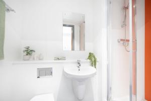 Bagno di Canvas Capital House in Southampton