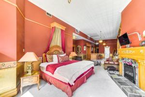 Ένα ή περισσότερα κρεβάτια σε δωμάτιο στο Downtown Yankton Suite Walk to Restaurants!