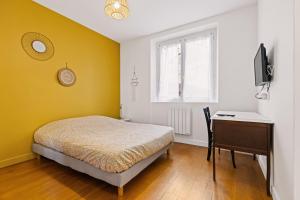 Ένα ή περισσότερα κρεβάτια σε δωμάτιο στο Les Suites de l'Arc-en-Ciel