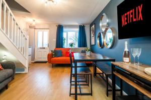 un salon avec une table et un canapé dans l'établissement Clover Court Lovely 2 bed cottage with garden, à Cwmbrân