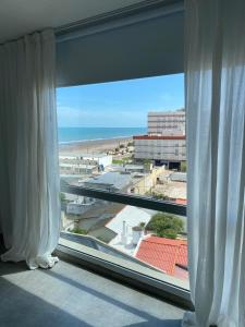 ventana con vistas a la playa y al océano en J-M-L DEPARTAMENTO 5a, en Monte Hermoso