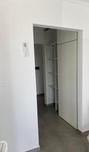 Habitación vacía con armario y pared en J-M-L DEPARTAMENTO 5a, en Monte Hermoso