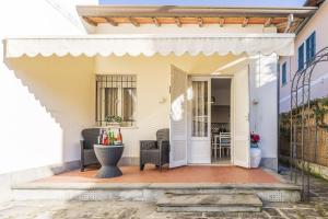 a white pergola on a house with a patio at Casa Liliana Ac, Wifi, Forte Dei Marmi in Forte dei Marmi