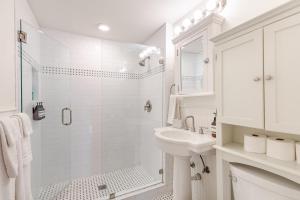 Ένα μπάνιο στο Charming 4br Duplex In Oak Lawn Private Backyard +59 φωτογραφίες