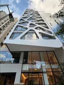 a view of the facade of a building at Lujoso Estudio en la Carolina in Quito