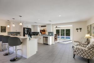 Nhà bếp/bếp nhỏ tại Shamrock Palms