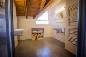baño con lavabo, 2 lavabos y ventana en Ferienlodge Alpenkönigin - Apartments Stubaital, en Neustift im Stubaital