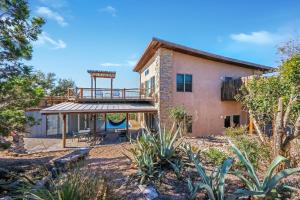 Casa con balcón y parque infantil en Casa Artista, en Payton