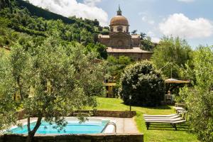 a villa with a swimming pool in a garden at L'Orangerie in Cortona