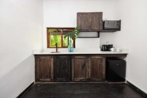 Serendipity Holistic Resort Spa的厨房或小厨房