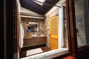 Serendipity Holistic Resort Spa的一间浴室