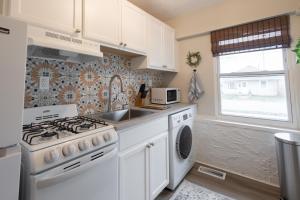 Cucina o angolo cottura di Efficiency Suite in Lebanon Wifi - Laundry