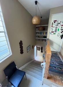 a room with a staircase with a chair and a whiteboard at Flamingo 38 en SúperAnfitrión Coyoacán in Mexico City