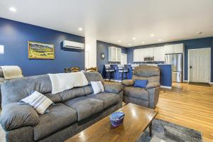 una sala de estar con un sofá y dos sillas en 2 Mi to Lake Michigan Home with Patio in Green Bay, en Green Bay