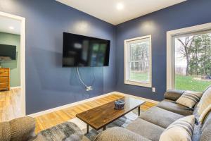 una sala de estar con un sofá y una mesa en 2 Mi to Lake Michigan Home with Patio in Green Bay, en Green Bay