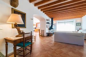 ein Wohnzimmer mit Tisch und Couch in der Unterkunft Es Coll d'en Pastor in Fornalutx