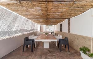 En restaurant eller et andet spisested på Stunning Home In Benalmadena With Wifi + 25 billeder