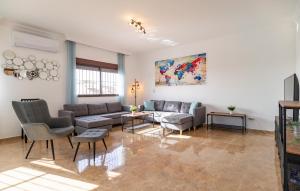 Et opholdsområde på Stunning Home In Benalmadena With Wifi