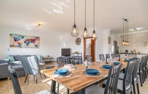 Et opholdsområde på Stunning Home In Benalmadena With Wifi