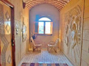 een hal met stoelen en een tafel in een gebouw bij Labib Guest House in Aswan