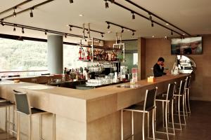 eine Bar in einem Restaurant mit einer Person, die an der Theke steht in der Unterkunft City Gate Kamala B216 by Phuket Sabay Rent in Phuket