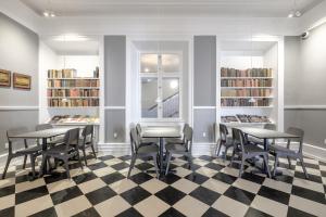Bibliotēka viesnīcā