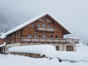 弗拉绍Chalet Auhof的一座大建筑,积雪覆盖着