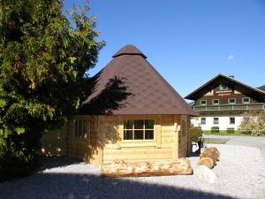 弗拉绍Chalet Auhof的小屋设有尖顶和大楼