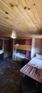 弗拉绍Chalet Auhof的客房设有两张双层床和木制天花板。