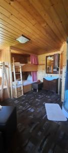 弗拉绍Chalet Auhof的客房设有一间卧室和一张双层床。