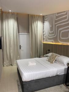 Rúm í herbergi á Lala's Boutique Hotel