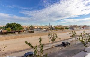 una calle con coches aparcados al lado de una carretera en Lovely Home In Torre De La Horadada, en Torre de la Horadada 30 fotos más