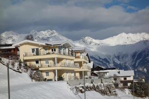 un edificio en la cima de una montaña cubierta de nieve en Appartment Schwarzenauer en Mutters