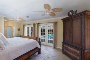 Postel nebo postele na pokoji v ubytování Dolphin Daze + 60 fotografií