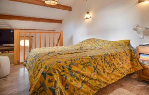 Ένα ή περισσότερα κρεβάτια σε δωμάτιο στο Gorgeous Home In Arles With Wifi