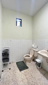 Ένα μπάνιο στο Departamento sencillo LM +5 φωτογραφίες