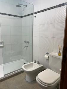 Bilik mandi di Departamento con cochera Villa Mercedes San Luis FUCO4 +16 gambar