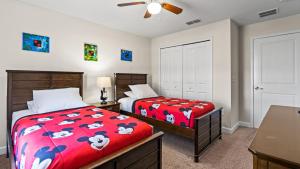 Ein Bett oder Betten in einem Zimmer der Unterkunft Stunning Townhouses 5 Minutes away Disney!