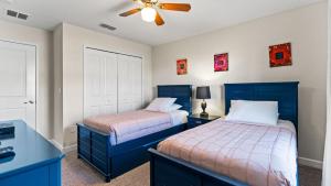 Ein Bett oder Betten in einem Zimmer der Unterkunft Stunning Townhouses 5 Minutes away Disney!