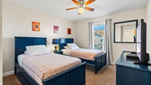 Ein Bett oder Betten in einem Zimmer der Unterkunft Stunning Townhouses 5 Minutes away Disney!
