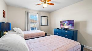 Ein Bett oder Betten in einem Zimmer der Unterkunft Stunning Townhouses 5 Minutes away Disney!
