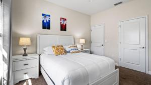 Ein Bett oder Betten in einem Zimmer der Unterkunft Stunning Townhouses 5 Minutes away Disney!