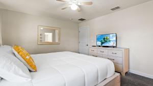 TV/Unterhaltungsangebot in der Unterkunft Stunning Townhouses 5 Minutes away Disney!