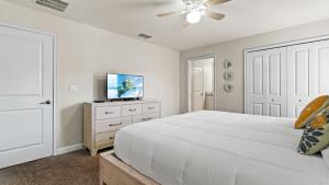 Ein Bett oder Betten in einem Zimmer der Unterkunft Stunning Townhouses 5 Minutes away Disney!