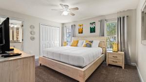 Ein Bett oder Betten in einem Zimmer der Unterkunft Stunning Townhouses 5 Minutes away Disney!