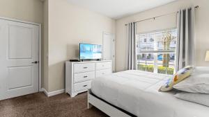 Ein Bett oder Betten in einem Zimmer der Unterkunft Stunning Townhouses 5 Minutes away Disney!