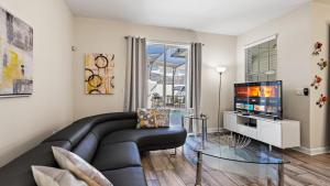 TV/Unterhaltungsangebot in der Unterkunft Stunning Townhouses 5 Minutes away Disney!