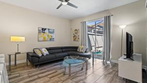 Ein Sitzbereich in der Unterkunft Stunning Townhouses 5 Minutes away Disney!