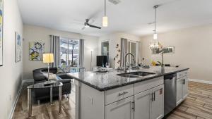 eine Küche mit Spüle und Arbeitsplatte in der Unterkunft Stunning Townhouses 5 Minutes away Disney! in Kissimmee