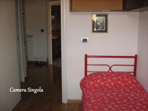 ペルージャにあるSan Soste Day by Dayの赤いベッドカバー付きのベッドが備わる客室です。